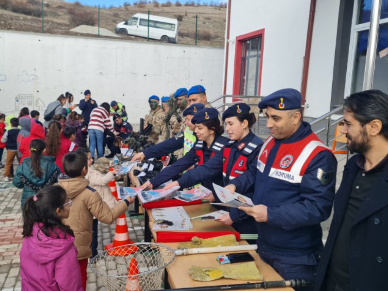 Sivas'ta İl Jandarma Komutanlığı öğrencilere test ve boyama kitabı hediye etti.