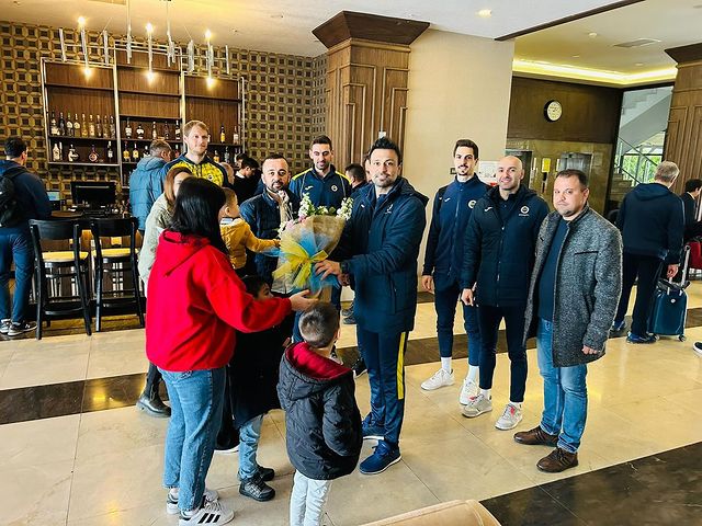 Fenerbahçe Voleybol Takımı, Ünye'deki çocuk evlerini ziyaret etti.
