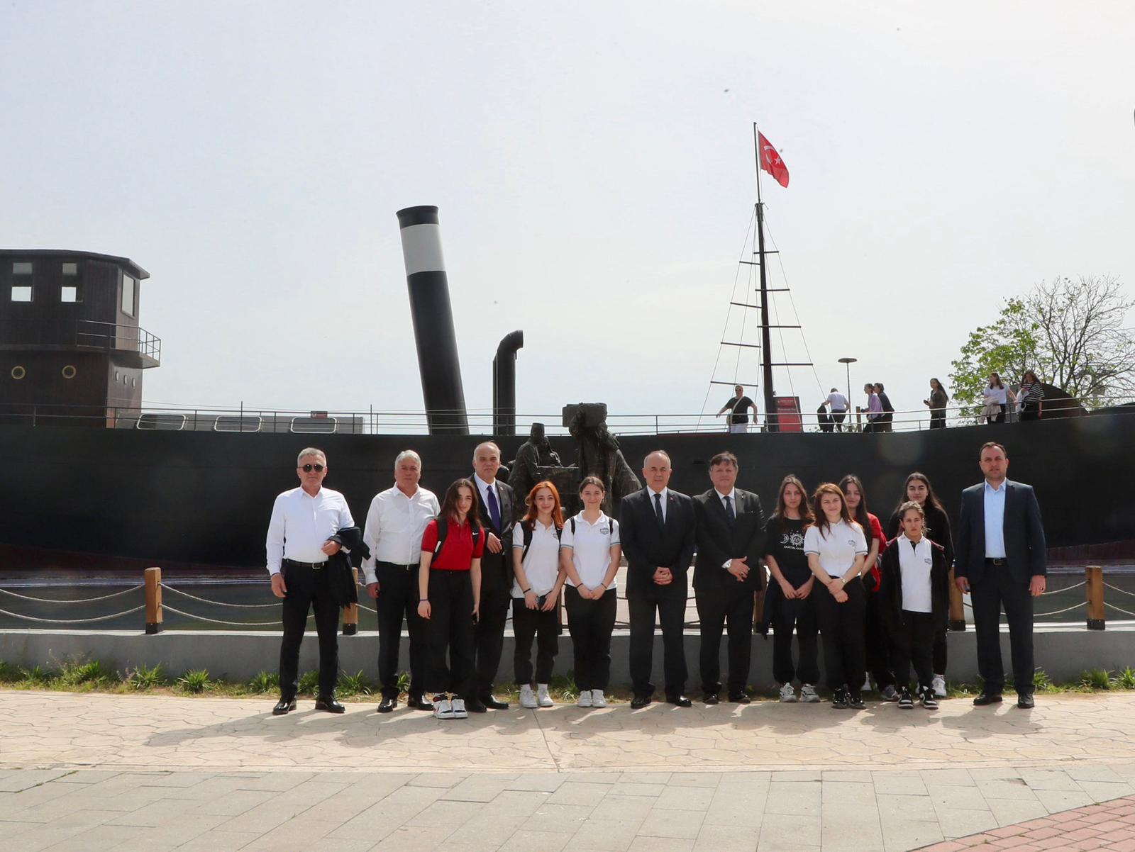 Vali Muammer Erol, Turizm Haftası kapsamında açık hava basın müzesi ve gemi müzesini ziyaret etti.