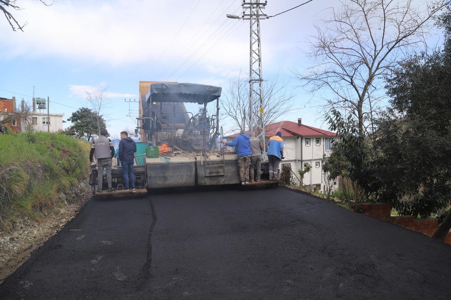 Ordu'da kırsal yol çalışmaları sonuç verdi: Perşembe ilçesine bağlı iki mahalle arasındaki yol asfaltlandı!
